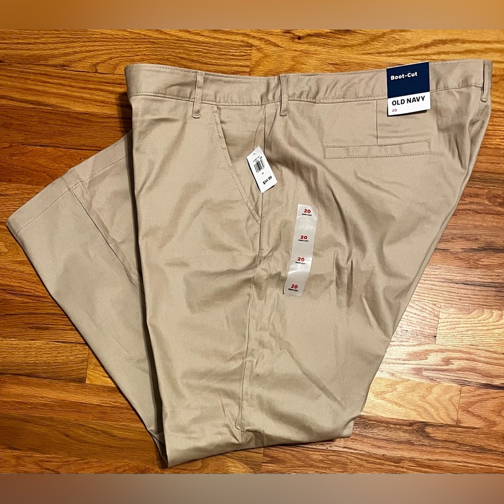 46x30” NWT Old Navy size 20 boot cut stretch khakis. 98% cotton, 2 % spandex.
